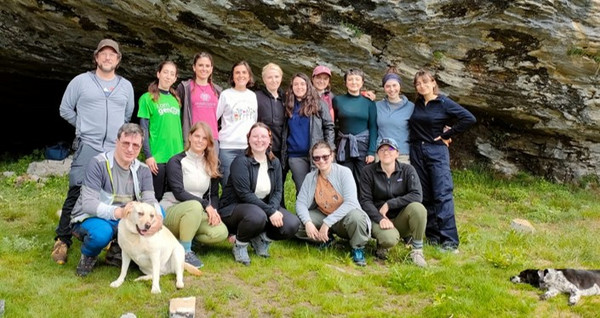 Légende de la photo : Julien et son équipe en Italie devant la grotte qu’ils vont fouiller au cours de l’été 2023.