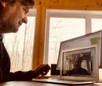 Richard Leclerc devant son ordinateur, donnant un cours à distance