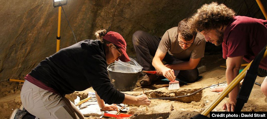 Photo prise par David Strait, présentant un groupe d'archéologues en train de travailler