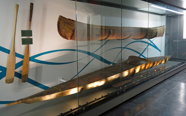 Canot atikamekw et kayak inuit de Netsilik exposés au 3e étage du Pavillon Lionel-Groulx.