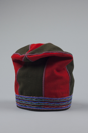 Bonnet de femme shetshipatuan-akunishkueun, Ekuanitshit (Mingan), milieu du 20e siècle, collection ethnographique, UdeM